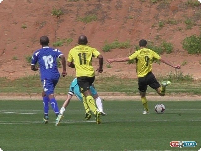 שליטה של כפ"ס. אלעד כהן עובר את ישראלי (שקד מורג)